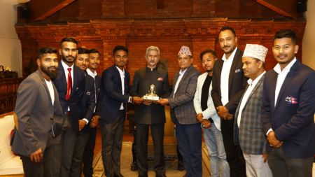 भारतीय विदेशमन्त्रीले भेटे नेपालका क्रिकेटर