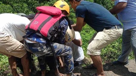 नेपाली सेनाले हेलिकोप्टरमार्फत भारतीय बस दुर्घटनाका १२ यात्रुको उद्धार गर्‍यो