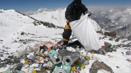 एभरेस्ट वरपरका हिमालहरूमा सरसफाइ सेवा सुरु गर्न ड्रोनको प्रयोग: दुई निकायको सम्झौता