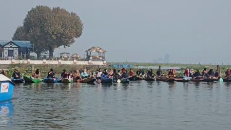 महिलाहरूले डल झीलमा ऐतिहासिक डुङ्गा दौडमा सहभागिता जनाउँदै नयाँ किर्तिमान कायम गरे