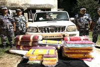 सिरहामा सशस्त्र प्रहरीले १५ लाख बराबरको लत्ताकपडा र स्कारपियो नियन्त्रणमा लियो!