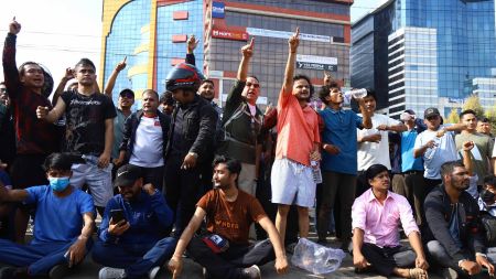 कर्फ्युबीच नयाँबानेश्वरमा जेनजीको प्रदर्शन निरन्तर, संसद् भवन अगाडि भेला