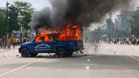 रौतहटमा जेनजी आन्दोलन उग्र : नगरपालिका र प्रहरीको गाडी जलेपछि कर्फ्यु घोषणा