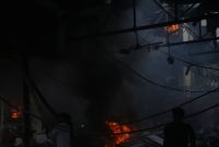 उपराष्ट्रपतिको घरमै भीडको आक्रमण : सरसामान सडकमा फालेर आगजनी