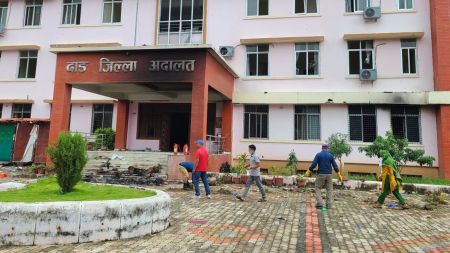 आन्दोलनपछिको आगजनीपछि दाङका सरकारी कार्यालयमा सफाइ सुरु, सेवा पुनःस्थापना अनिश्चित!