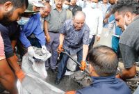 प्रचण्ड स्वयं झाडु लिएर पेरिसडाँडा पुगे, ध्वस्त कार्यालय सफाइको सुरुवात