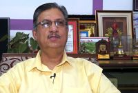 डा. रेग्मीको चेतावनी: “दशैंमा बासी मासु, रक्सी र चिल्लो परिकार घातक हुनसक्छ”:डा. रेग्मीको चेतावनी