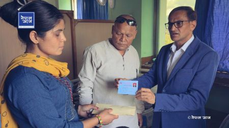 जेन–जी आन्दोलनमा गोली लागी घाइते भएका दिपेन्द्र बस्नेतले पाए घाइते परिचयपत्र