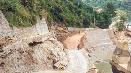विपद् जोखिमका कारण राति बिपी राजमार्गमा सवारी आवागमन रोक!