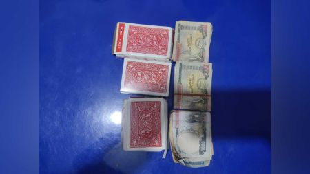 फुलवारी टोलमा रातको प्रहरी छापा: होटलमा जुवातास खेल्दै गरेका तीन जना नगदसहित पक्राउ