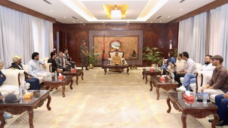 “देश बचाउन दह्रो खुट्टा टेकेर अघि बढ्नुस्”-कलाकारहरूको प्रधानमन्त्री कार्कीलाई आग्रह!