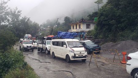 वर्षाका कारण बिपी राजमार्ग अवरुद्ध, यात्रुहरू बीच त्रास